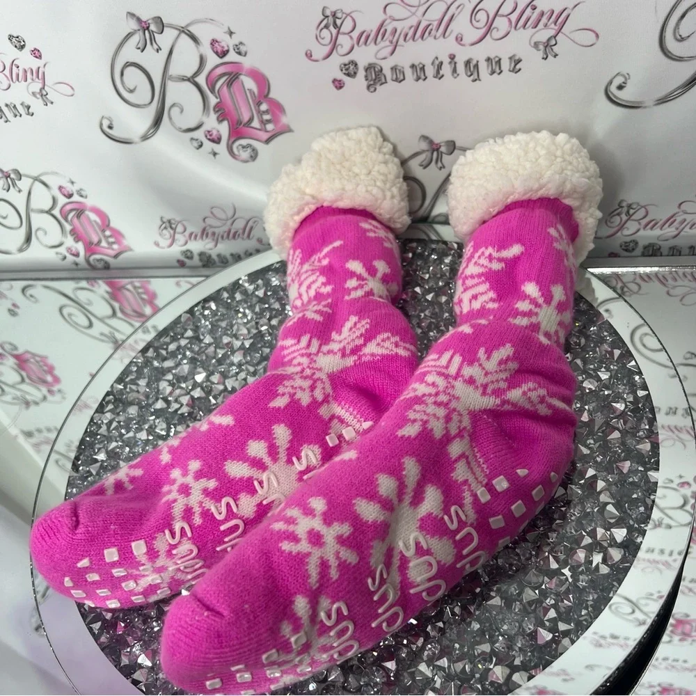 Pudas slippers socks Sherpa fleece neon pink winter pattern snowflakes grippy
